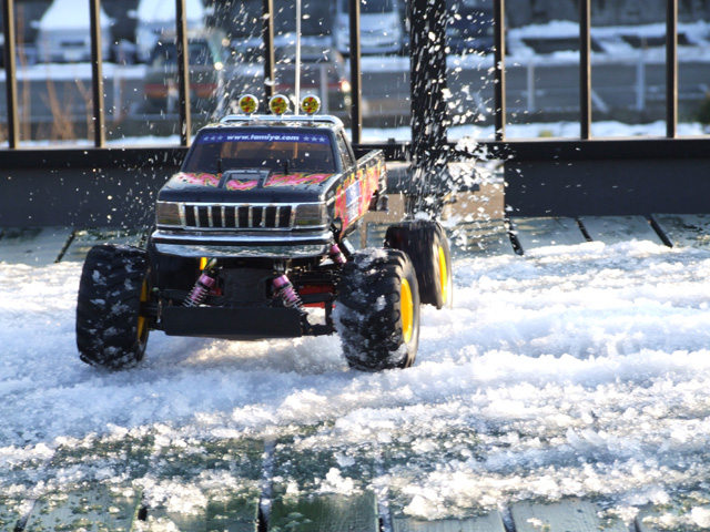 スタフ屋 第8回TOP画像 雪上タミヤブラックフットエクストリーム(写真)